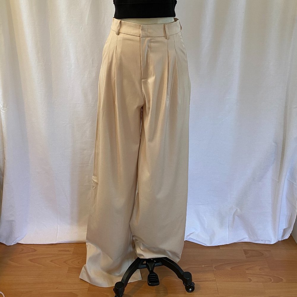 High-waisted woven pant.